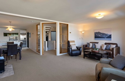 Queenstown Apartment | Queenstown Escape | Heated Pool & Stunning Lake Views | 3 Bedrooms