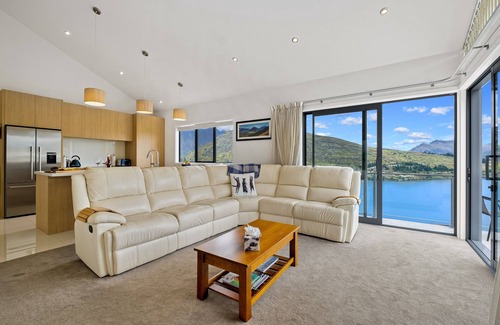 Frankton Cottage | Queenstown Lake Views - Upstairs Apartment