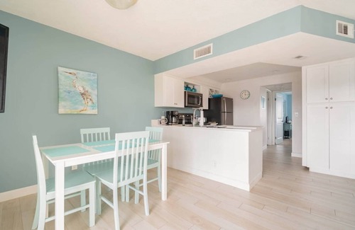 Jupiter Condo | Quick walk to the beach from top floor condo!