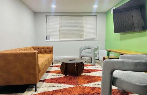 Lake View East Apartment | Quiet 1 Bedroom 1 Free Parking High Speed Wi-Fi