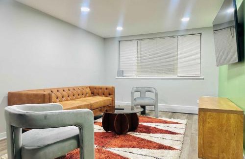 Lake View East Apartment | Quiet 1 Bedroom 1 Free Parking High Speed Wi-Fi