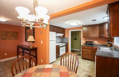Oxford Cottage | Quiet 2 bedroom cottage close to M-Trade Park.