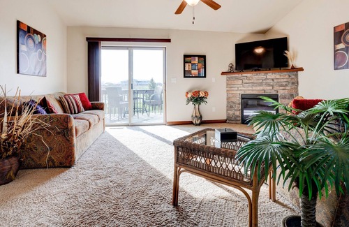 North Liberty House | QUIET 3 BED / 3 BATH WITH LARGE FENCED YARD!