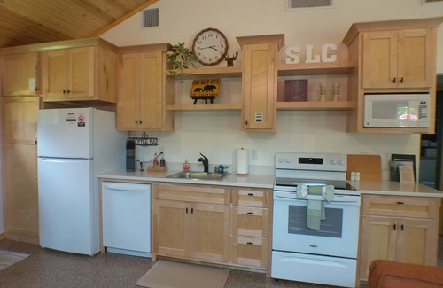 Hulbert Cabin | Quiet cabin, hot tub, firepit, no pet fee, NEW, 4 person occ