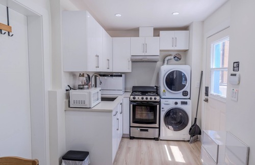 Killarney House | Quiet, cozy, 2bedroom, 1 bathroom, private entry suite near Skytrain/transit