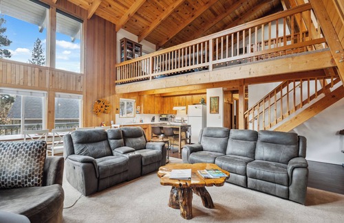 Fawnskin Cabin | Quiet Fawnskin Cabin - Onsite sledding hill for families