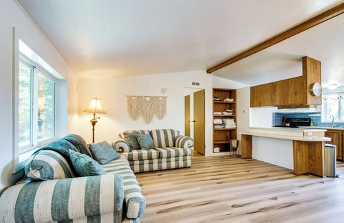Florence Cottage | Quiet Lakefront Retreat < 2 Mi to Heceta Beach!