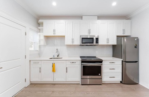 Burnaby Apartment | Quiet Stay Near Metro-town - 1 bed
