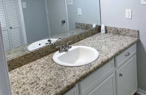 Fondren House | Quiet Townhome close to Bars, Hospitals, and Football Stadium
