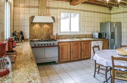 Le Change House | Quietly located in the Auvézère river valley, this elegant vacation property welcomes you on a 1 hec