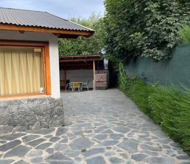 San Carlos de Bariloche House | QUIME CHE. Casa con jardín, parrilla y cochera.