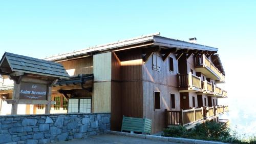 Arc-1800 Apartment | Résidence Saint Bernard - Appartement de charme pour 6 personnes, dans une résidence skis aux pieds avec accès piscine et parking privé dans le village du MAE-8971