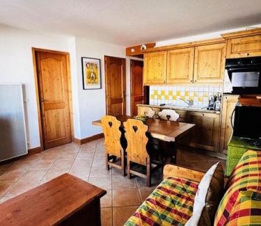 Arc-1800 Apartment | Résidence Saint Bernard - Appartement de charme pour 6 personnes, dans une résidence skis aux pieds avec accès piscine et parking privé dans le village du MAE-8971