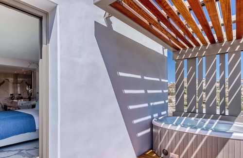 Paraga Villa | R 3235 Villa Halstead With Espresso machine ,Mini fridge & Private gym.