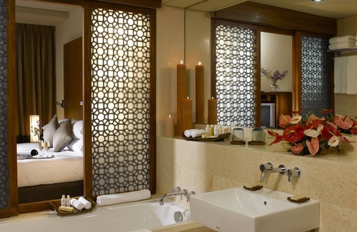 Dhaka Hotel | Radisson Blu Dhaka Water Garden