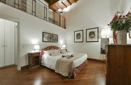Santo Spirito Apartment | Raffaello apartment with fireplace in Oltrarno