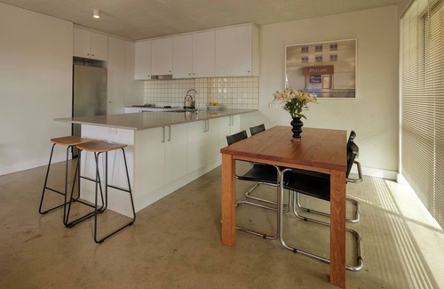 Tweed Heads Apartment | Rainbow Bay Ocean View Retreat: Serene 2 bedroom Art apartment.