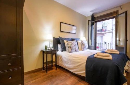 El Poble-sec Apartment | RamblasRentals Cozy Renovated 2BR with Balcony Lift 20M Rambla - Parking - Wifi