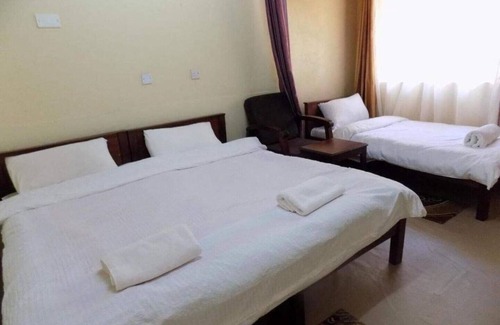 Kiamuturi Cabin | Ranges View Lodge - Triple Room with Private Bathroom