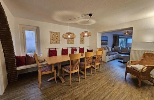 Timmendorfer Strand House | Raphael - "Elvis Presley"