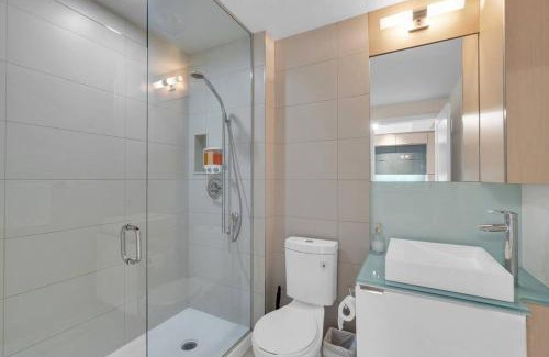 Toronto Entertainment District Apartment | Rare 1BR - Rooftop Pool, Next to MTCC & CN Tower