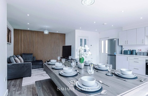 Cradley House | Rare Stay | Modern 4BR Home | Sleeps 8 | Parking