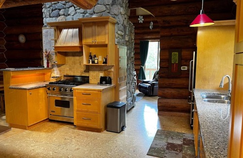 Golden Cabin | Raven's Roost - Rural Cabin Minutes from Golden