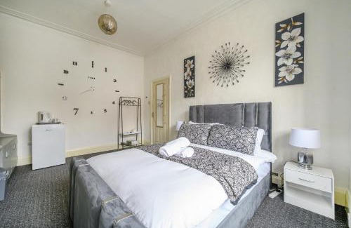 Beeston House | -RE15CFA- For Relaxed and Cosy stay with Free Parking