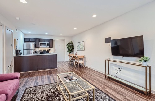 Oak Lawn Apartment | Reagan 105: Charming 1-bedroom apartment in superb Dallas with AC