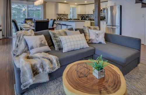 Lac-Superieur Ski Chalet | Rebate Fall Colours ! Waterfront Hot Tub trails Fireplace Fast Wifi Games & more