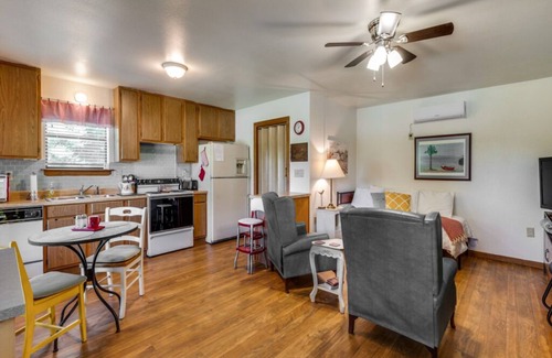 Fort Worth House | Red Bud Cottage - A peaceful getaway in the country yet close to the city
