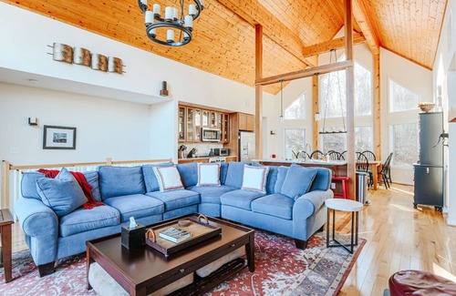 Pedlars Edge House | Red White & WTG: Game Room + Hot Tub