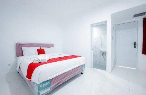 Menteng Hotel | RedDoorz near Jalan Cikini