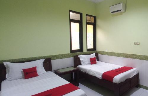 Sedati Hotel | RedDoorz Syariah near Bypass Krian