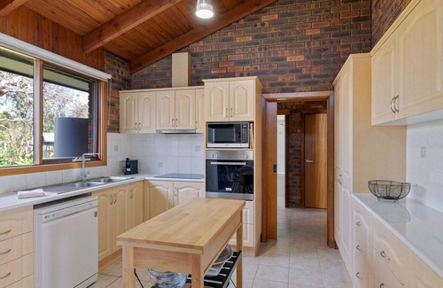 Cowes House | Redwood Beach House in Cowes