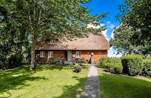 Emmelsbuell-Horsbuell House | Reetdachhaus Inmitten Von Wiesen Und Feldern