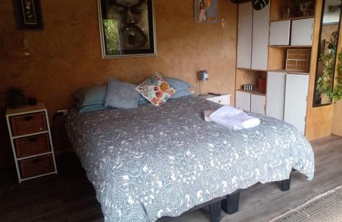 Concepcion Cabin | Refugio en adobe con terraza y vista