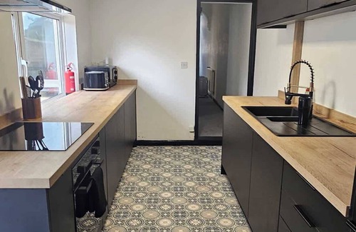 Gillingham House | Refurbished 4-Bed Home Near Hospital & Station