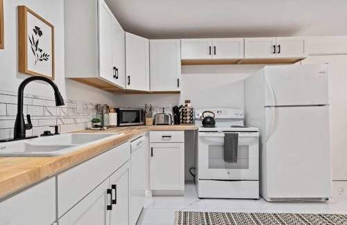 Veterans Park House | Regan Ave · 5 mins Away from Quinn's Pond & Downtown! 3Bed/1ba