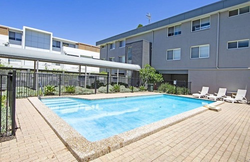 The Entrance North Apartment | Regency Court 6, refurbished apartment next to the ocean