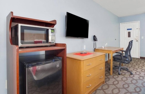 Ingleside Apartment | Relax and Unwind! Free Parking, Onsite Pool, Near Port Aransas Museum