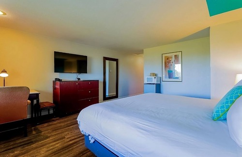 Seaside Hotel | Relax and Unwind! Pet-friendly Property, Free Parking, River View!