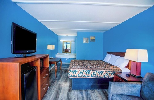 Kernersville Hotel | Relax in Comfort with a King-Sized Bed and Free Parking Included