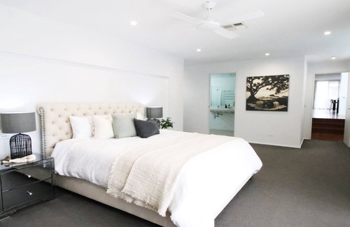 Merewether House | Relax in luxury and style with stunning ocean views at Merewether Beach Haven