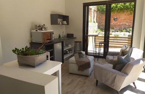 Knysna Apartment | Relaxed atmosphere in this sunny space, close to the water