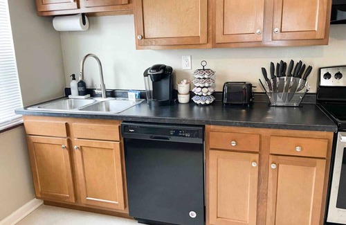 Spring Grove Village House | * Relaxing 3 bedroom with 2 TVs *