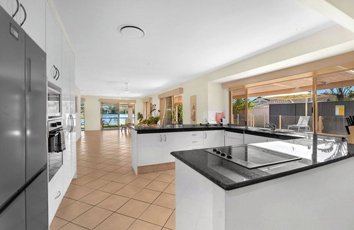 Robina House | Relaxing 4BR Robina Escape with Parking and Pool