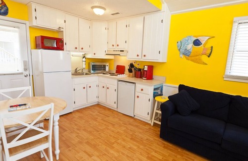 Hatteras Cottage | Relaxing, Cheerful ~ OCEANFRONT ~ Perfect for 2