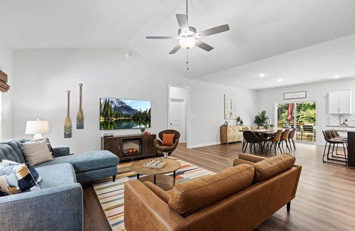 Mineral House | Relaxing Family Getaway - Fire pit, Game Room, Water Toys, Beach, Pool, & Tennis