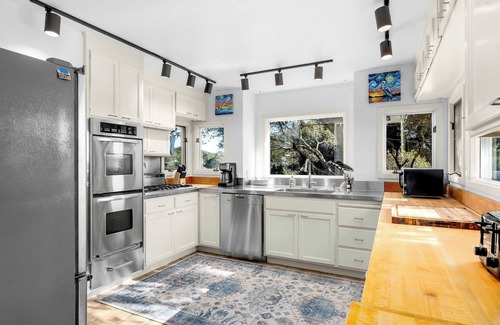 Eastside Santa Cruz House | Relaxing Getaway Overlooking Schwan Lagoon